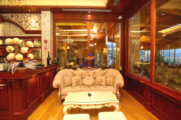 JEPET HOTEL ME QERA 2400M2 