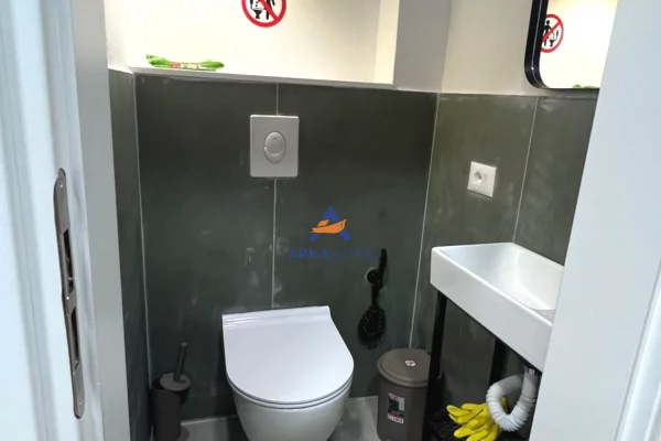 JEPET ME QERA AMBJENT 75 M2 "RRUGA MYSLYMSHYRI " 120.000 LEKE