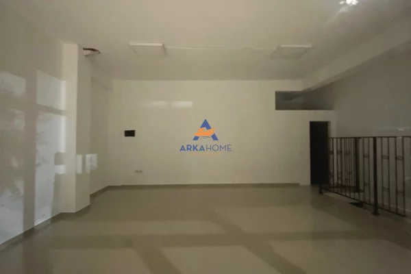Ambiente Commerciale in Affitto 1+1 a Tirana - 2,289 Euro