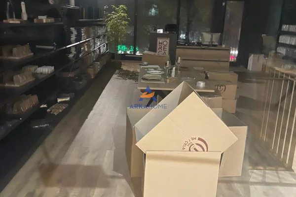 Ambiente Commerciale in Affitto 1+1 a Tirana - 1,500 Euro
