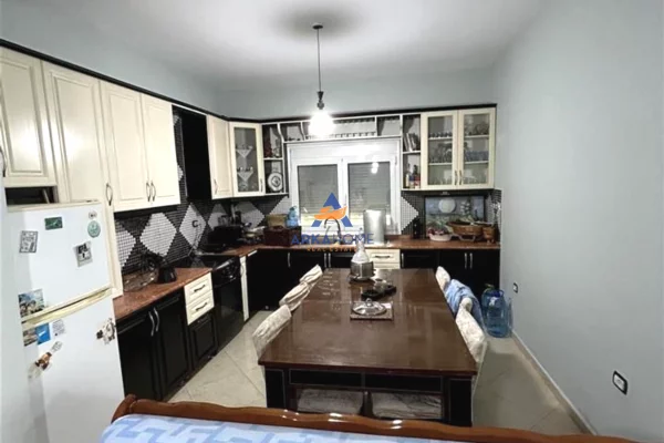 Shtepi me qera 3+1 ne Tirane - 523 Euro