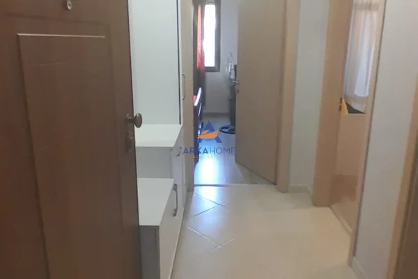 Shtepi ne shitje Apartament ne Tirane, 1+1, Mobilimi E mobiluar, Pagesa 98,000  Euro.