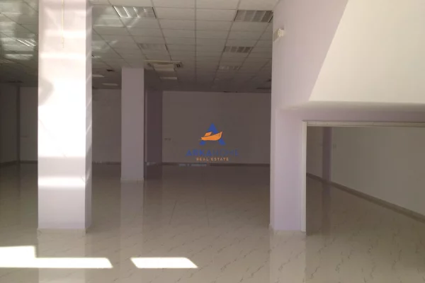 Ambient biznesi me qera 4+1 ne Tirane - 1,250 Euro