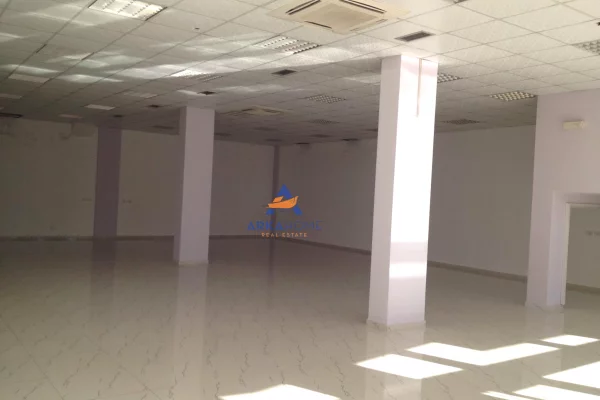 Ambient biznesi me qera 4+1 ne Tirane - 1,250 Euro