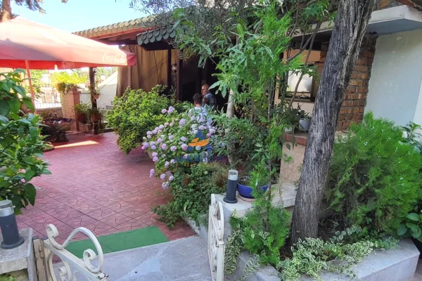 Ambient biznesi me qera 2+1 ne Tirane - 2,500 Euro