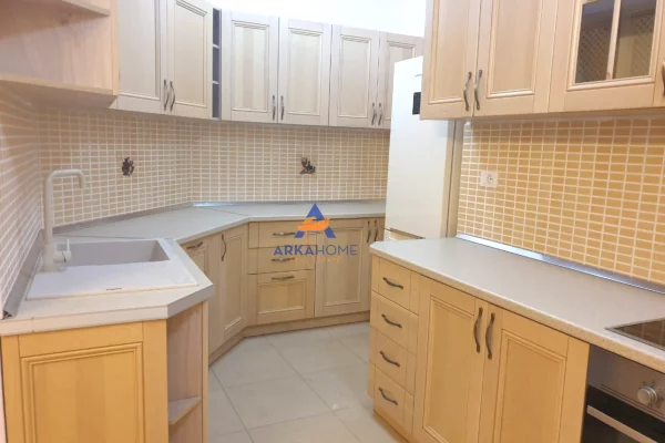 Shtepi ne shitje Apartament ne Tirane, 3+1, Mobilimi Pjeserisht e mobiluar, Pagesa 350,000  Euro.