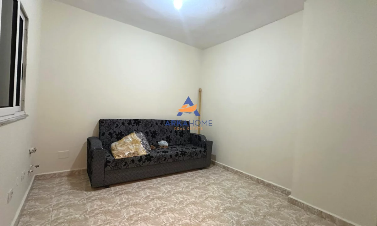 Shtepi me qera Apartament ne Tirane, 3+1, Mobilimi Pjeserisht e mobiluar, Pagesa 700  Euro.