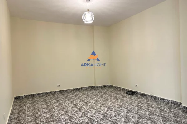 Shtepi me qera Apartament ne Tirane, 3+1, Mobilimi Pjeserisht e mobiluar, Pagesa 700  Euro.