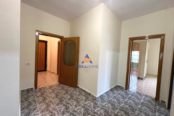 Shtepi me qera Apartament ne Tirane, 3+1, Mobilimi Pjeserisht e mobiluar, Pagesa 700  Euro.