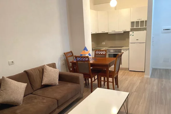 Shtepi me qera Apartament ne Tirane, 1+1, Mobilimi E mobiluar, Pagesa 628  Euro.