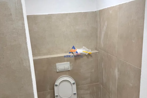 DYQAN ME QIRA 38M2 "RRUGA MINE PEZA, TEK DONIKA CENTER" 900 EURO