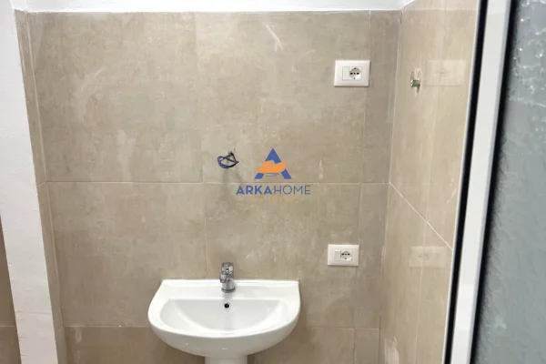 DYQAN ME QIRA 38M2 "RRUGA MINE PEZA, TEK DONIKA CENTER" 900 EURO