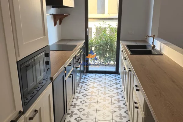 Shtepi me qera 2+1 ne Tirane - 1,500 Euro