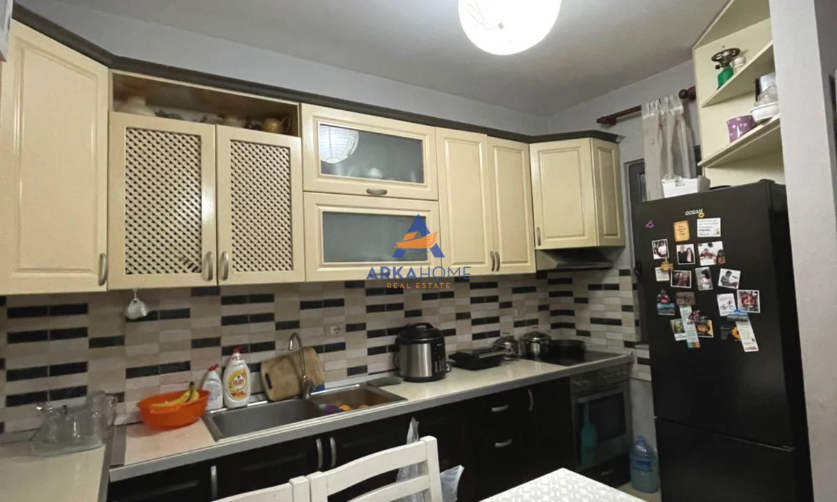 Shtepi ne shitje Apartament ne Tirane, 2+1, Mobilimi E mobiluar, Pagesa 173,000  Euro.