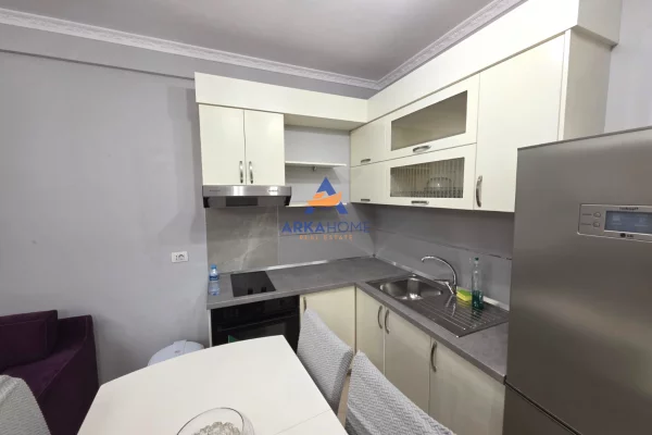 Shtepi me qera Apartament ne Tirane, 2+1, Mobilimi E mobiluar, Pagesa 521  Euro.