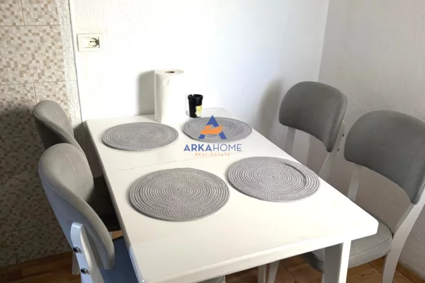 Shtepi me qera Vila Luksoze ne Tirane, 4+1, Mobilimi E mobiluar, Pagesa 939  Euro.