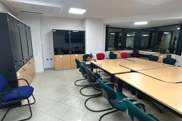 Ambient biznesi me qera 3+1 ne Tirane - 1,000 Euro