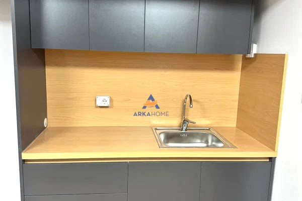 Ambient biznesi me qera 3+1 ne Tirane - 1,000 Euro