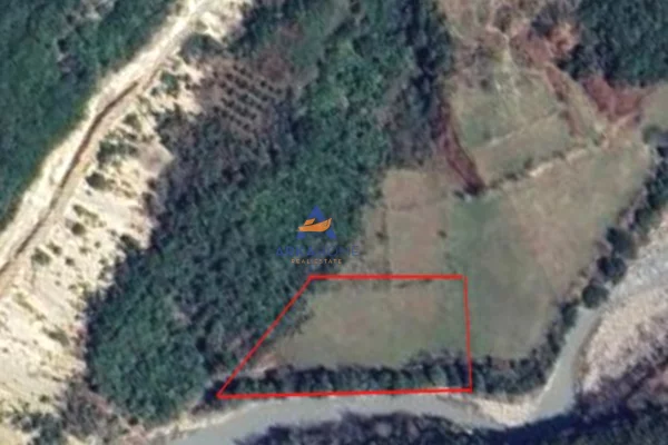 Truall ose Toke ne Tirane - 250,000 Euro