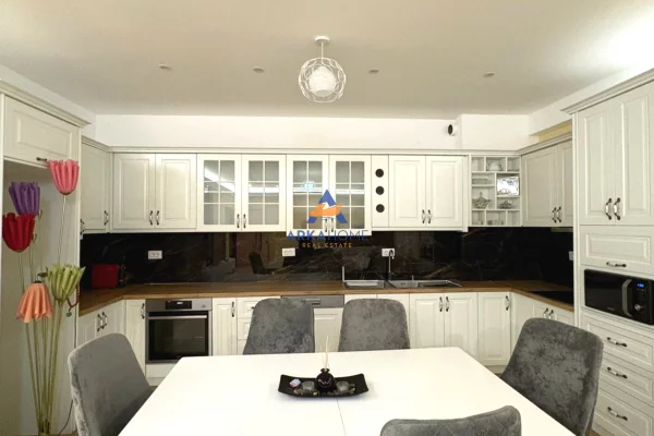 Shtepi ne shitje Apartament ne Tirane, 2+1, Mobilimi Bosh, pa mobiluar, Pagesa 287,000  Euro.