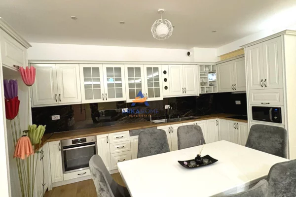 Shtepi ne shitje Apartament ne Tirane, 2+1, Mobilimi Bosh, pa mobiluar, Pagesa 287,000  Euro.