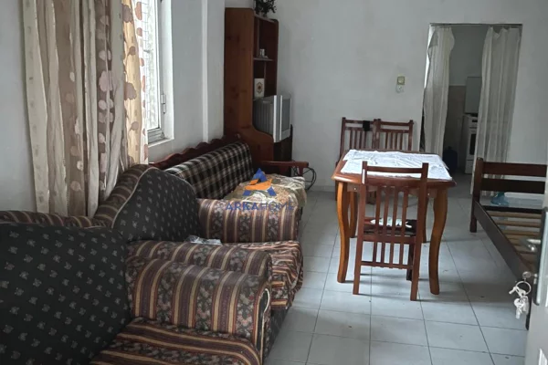 JEPET SHTEPI PRIVATE ME QIRA 80M2 "RRUGA FRIGORIFERI" 35000 LEKE