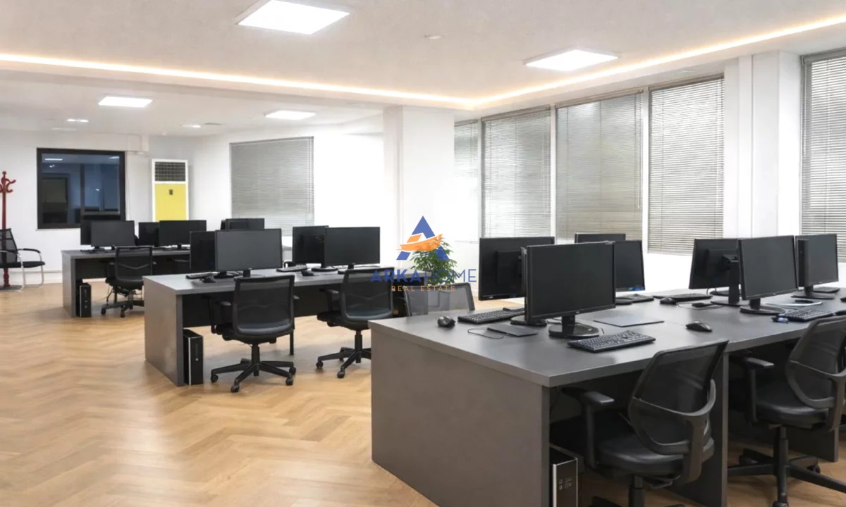 JEPET ZYRE ME QERA 371M2 NETO "KOMPLEKSI USLUGA,STACIONI I TRENIT" 3000 EURO