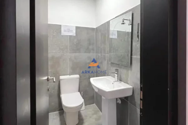 JEPET ZYRE ME QERA 371M2 NETO "KOMPLEKSI USLUGA,STACIONI I TRENIT" 3000 EURO