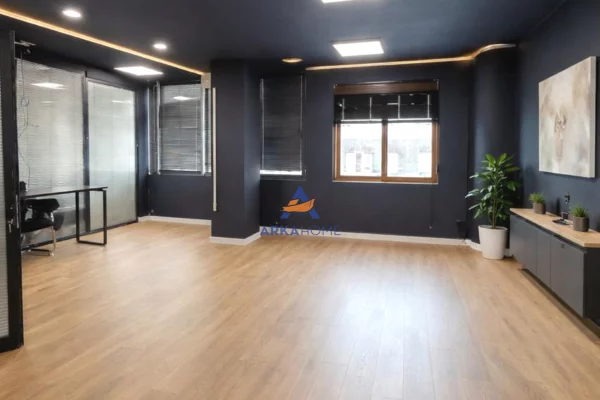 JEPET ZYRE ME QERA 371M2 NETO "KOMPLEKSI USLUGA,STACIONI I TRENIT" 3000 EURO