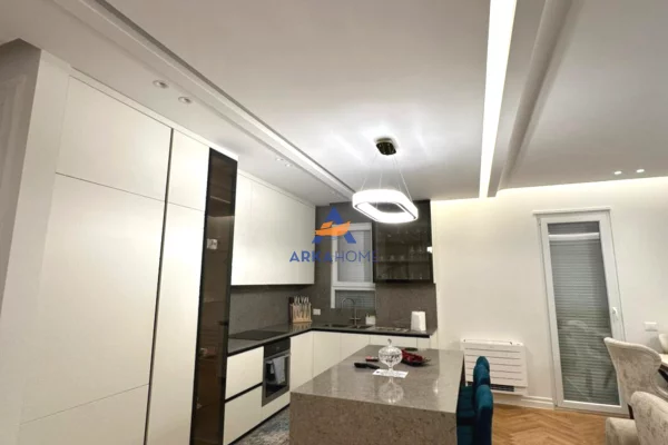 Shtepi ne shitje Apartament ne Tirane, 3+1, Mobilimi E mobiluar, Pagesa 300,000  Euro.