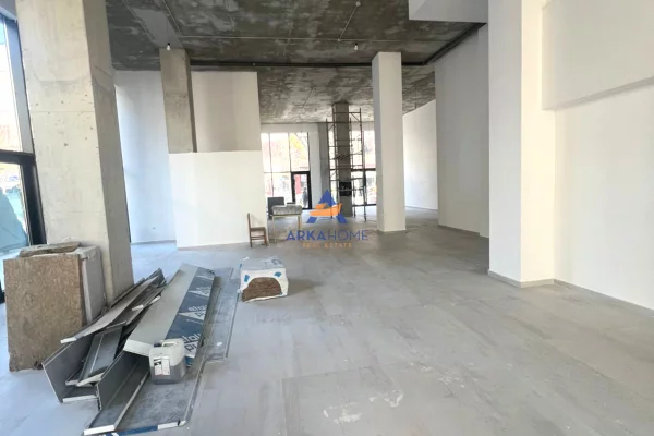 JEPET ME QERA ABJENT BIZNESI 200 M2 "RRUGA BARRIKADA" 4500 EURO