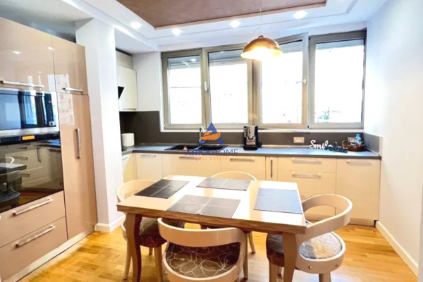 Shtepi me qera Apartament ne Tirane, 2+1, Mobilimi E mobiluar, Pagesa 1,200  Euro.