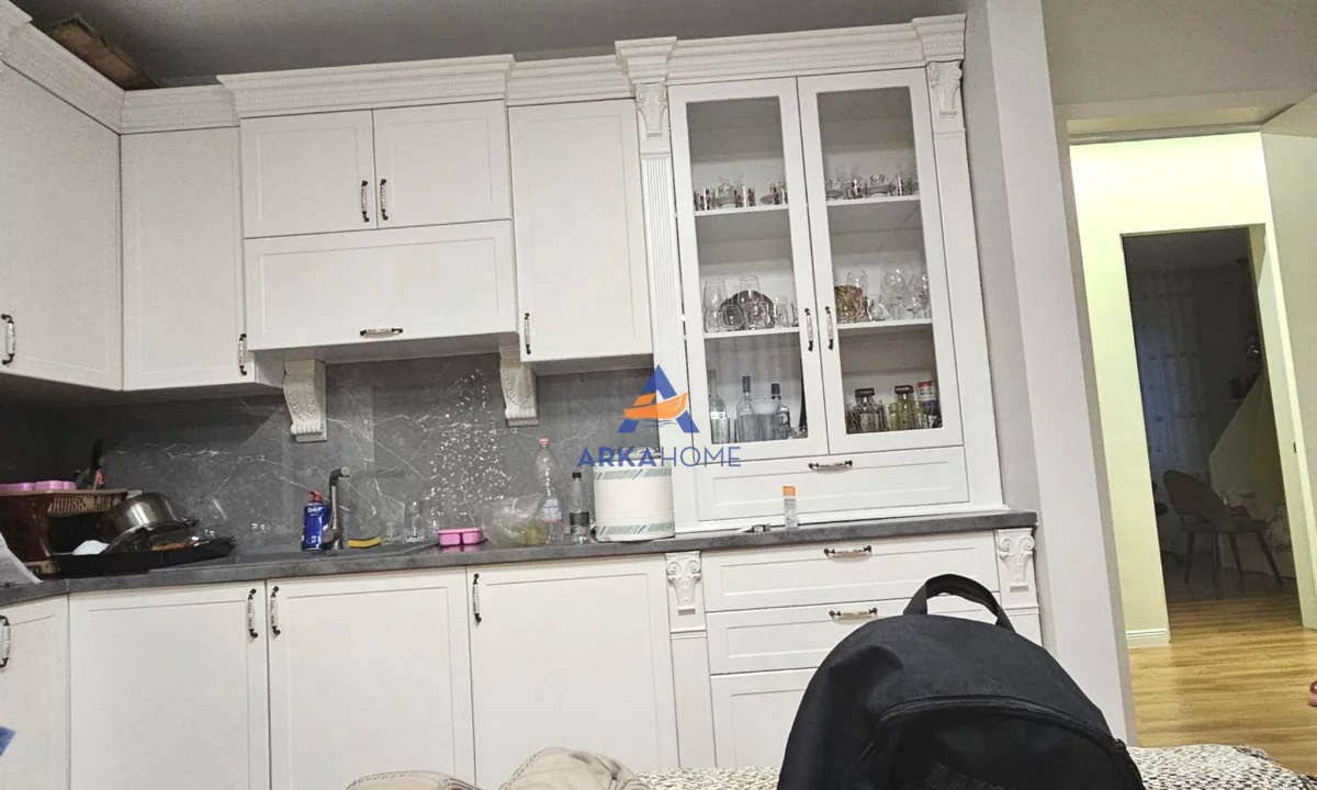 Shtepi ne shitje Apartament ne Tirane, 2+1, Mobilimi E mobiluar, Pagesa 260,000  Euro.