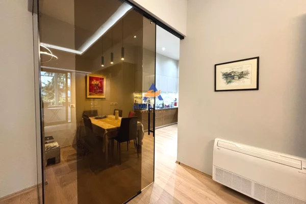 Shtepi ne shitje Apartament ne Tirane, 3+1, Mobilimi E mobiluar, Pagesa 300,000  Euro.