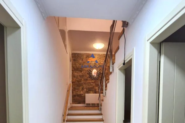 Shtepi me qera 3+1 ne Tirane - 2,000 Euro