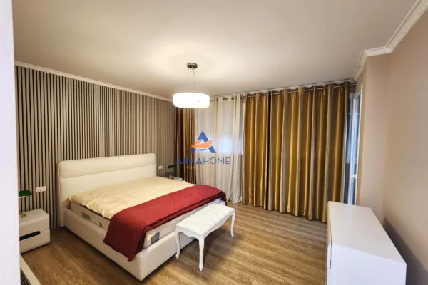 Shtepi me qera Apartament ne Tirane, 3+1, Mobilimi Pjeserisht e mobiluar, Pagesa 2,000  Euro.