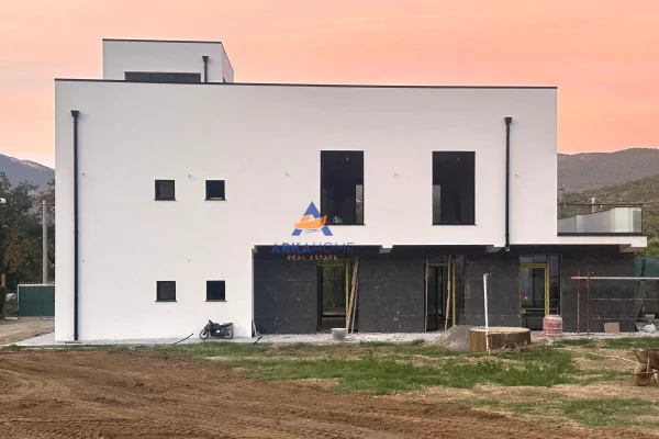 JEPET ME QERA NJESI SHERBIMI+TOKE NE BERZHITE 360M2 "BERZHITE" 3000 EURO