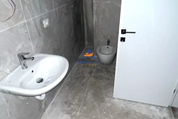 Shtepi me qera Apartament ne Tirane, 2+1, Mobilimi Bosh, pa mobiluar, Pagesa 415  Euro.