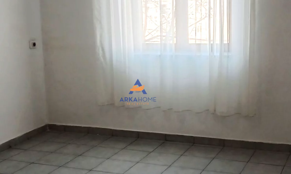 Shtepi me qera Apartament ne Tirane, 1+1, Mobilimi Pjeserisht e mobiluar, Pagesa 675  Euro.