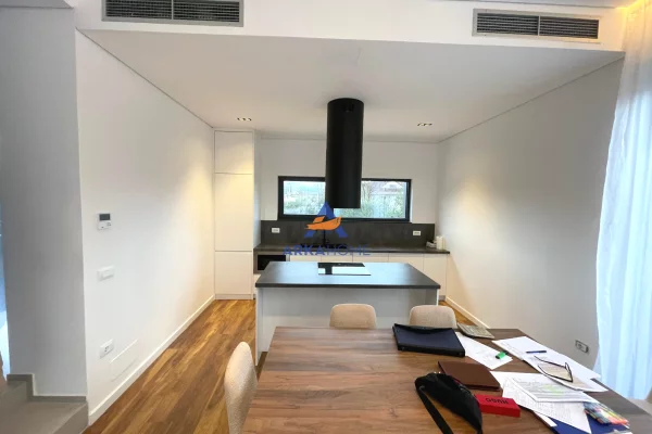 Shtepi me qera 3+1 ne Tirane - 3,400 Euro