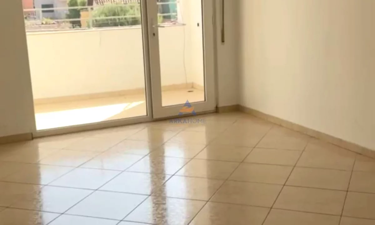 Shtepi me qera Apartament ne Tirane, 2+1, Mobilimi Bosh, pa mobiluar, Pagesa 600  Euro.