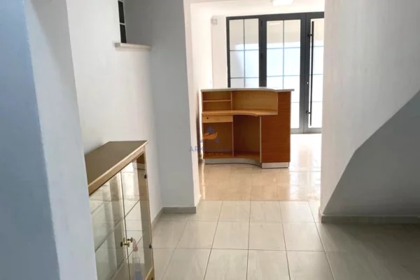 JEPET AMBJENT ME QERA 120 M2 "MBRAPA MUZEUT KOMBETAR" 140.000 LEKE