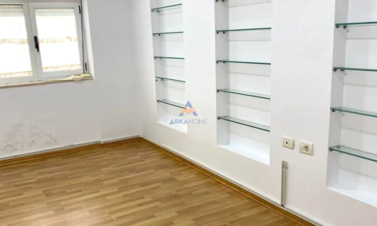 JEPET AMBJENT ME QERA 120 M2 "MBRAPA MUZEUT KOMBETAR" 140.000 LEKE