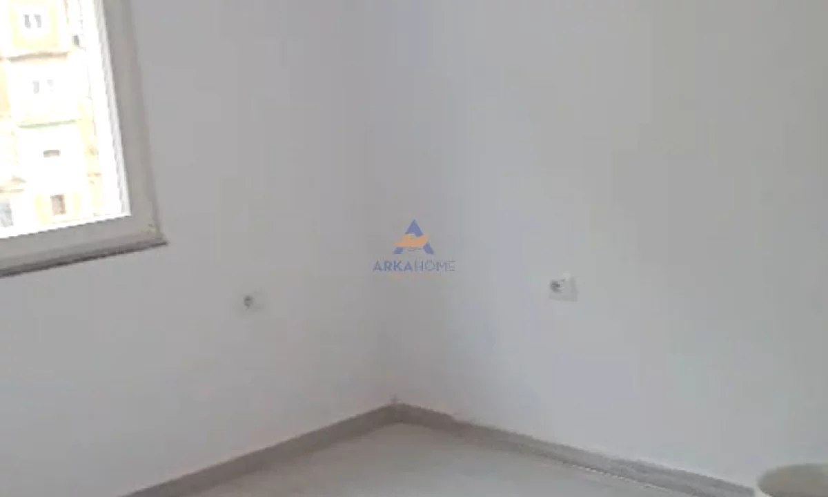 Shtepi me qera Apartament ne Tirane, 3+1, Mobilimi Bosh, pa mobiluar, Pagesa 695  Euro.