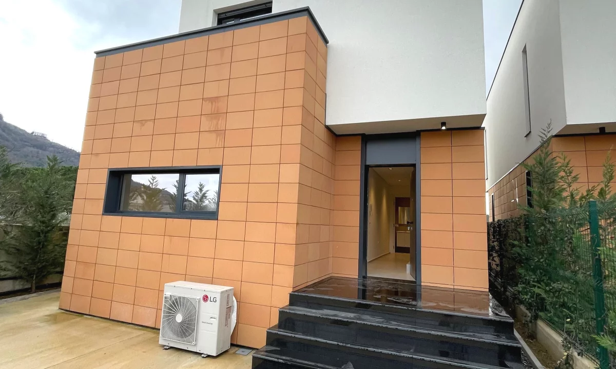 Shtepi me qera Vila Luksoze ne Tirane, 4+1, Mobilimi E mobiluar, Pagesa 3,400  Euro.