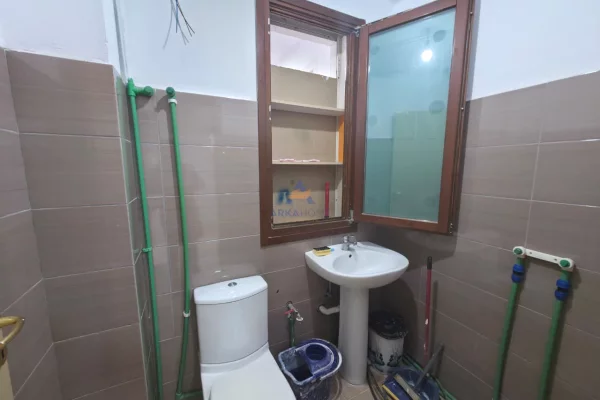 SHITET DHE JEPET ME QERA NJESI BIZNESI 90 M2 "KOPSHTI BOTANIK, XHAMIA " SHITJE 180000 EURO (QERA 900