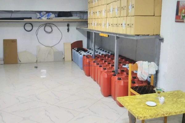 JEPET ME QERA AMBIENT BIZNESI / MAGAZINE 80M2 "PRANE UNAZES SE MADHE TE TIRANES" 500 EURO