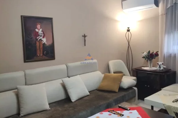 Shtepi ne shitje Apartament ne Tirane, 2+1, Mobilimi E mobiluar, Pagesa 140,000  Euro.