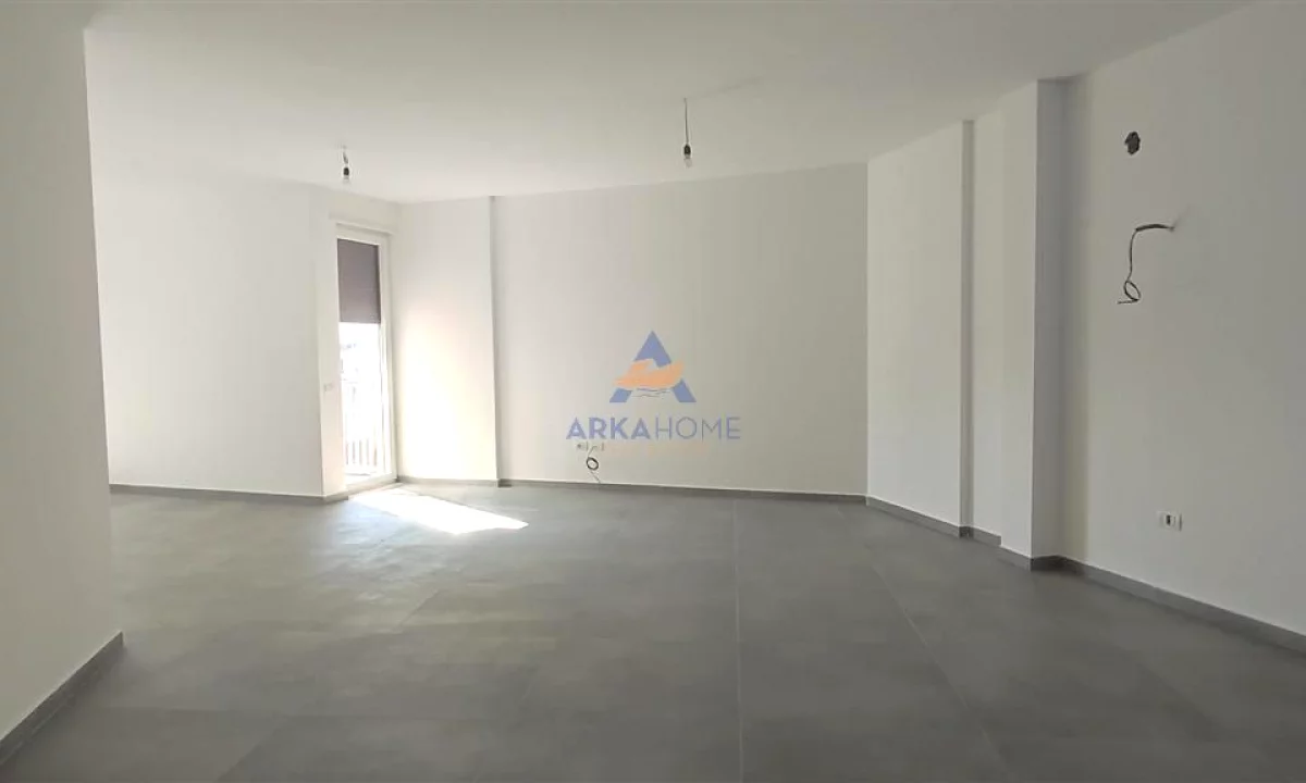 JEPET ME QIRA AMBIENT SHERBIMI 220M2 "RRUGA ALI BEGEJA , MBAS 9-KATESHIT TE PARE" 2500 EURO