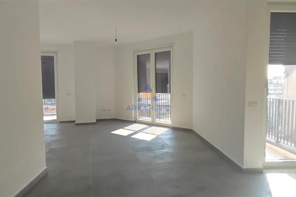 JEPET ME QIRA AMBIENT SHERBIMI 220M2 "RRUGA ALI BEGEJA , MBAS 9-KATESHIT TE PARE" 2500 EURO